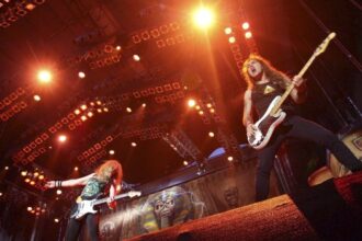 Iron Maiden Fender syllogi kitharon 50 xronia epeteios