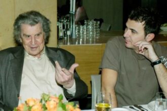 Ο Αντώνης Ρέμος τραγουδά Μίκη Θεοδωράκη στη συναυλία Δρόμοι Παλιοί Δρόμοι Καινούργιοι