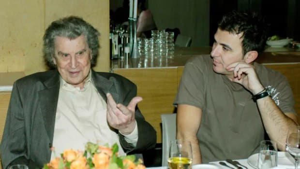 Ο Αντώνης Ρέμος τραγουδά Μίκη Θεοδωράκη στη συναυλία Δρόμοι Παλιοί Δρόμοι Καινούργιοι