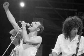 Ο Brian May θυμάται το Queen II μέσα από τη σειρά Queen The Greatest στο YouTube