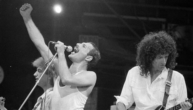 Ο Brian May θυμάται το Queen II μέσα από τη σειρά Queen The Greatest στο YouTube