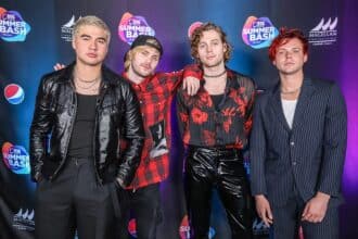 5 Seconds of Summer στο video “NOT OK” με σκοτεινό φως και συμβολικά πλάνα