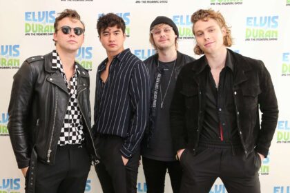 Ο Michael Clifford και τα μέλη των 5 Seconds of Summer μιλούν με χιούμορ για τη θέση τους στις καλύτερες boy bands