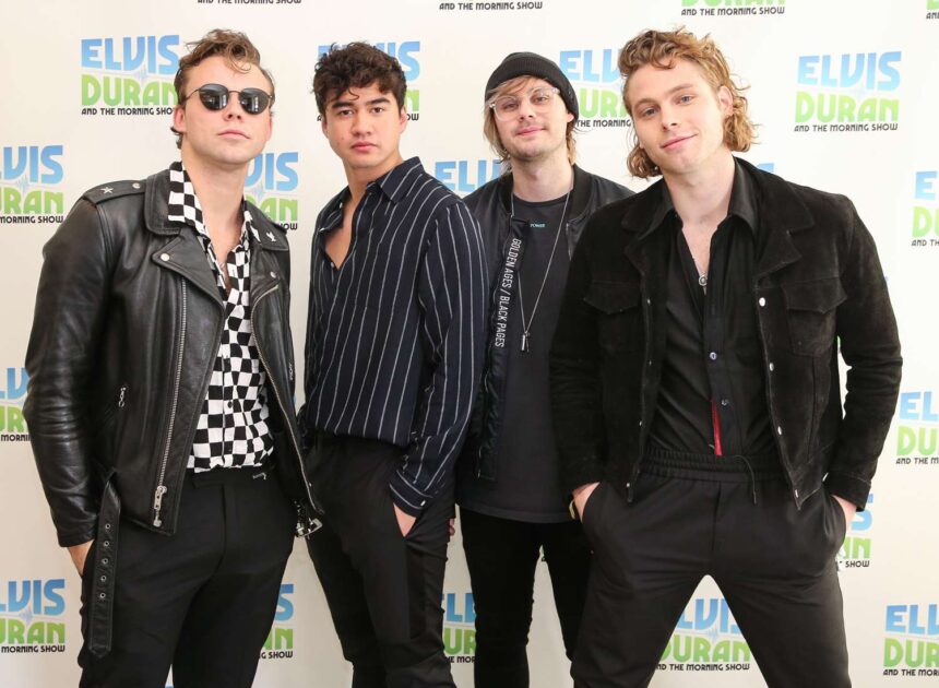 Ο Michael Clifford και τα μέλη των 5 Seconds of Summer μιλούν με χιούμορ για τη θέση τους στις καλύτερες boy bands