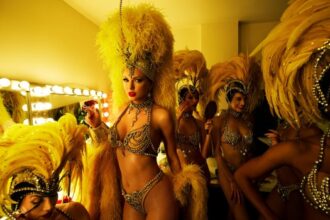 Taylor Swift ποζάρει με λάμψη — το “The Fate of Ophelia” γίνεται η πιο μεγάλη της επιτυχία στη Βρετανία