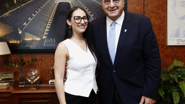 Η Κλαυδία τραγουδά στην Τελετή Παράδοσης της Ολυμπιακής Φλόγας στο Παναθηναϊκό Στάδιο