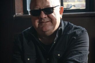 Dave Ball των Soft Cell στη σκηνή με synths – δημιουργός του Tainted Love
