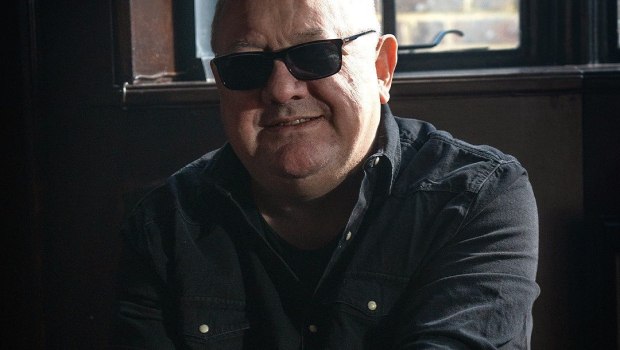 Dave Ball των Soft Cell στη σκηνή με synths – δημιουργός του Tainted Love