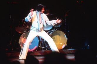 Elvis Presley σε συναυλία στο Las Vegas από το φιλμ “EPiC” του Baz Luhrmann