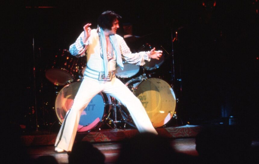 Elvis Presley σε συναυλία στο Las Vegas από το φιλμ “EPiC” του Baz Luhrmann
