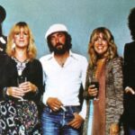 Τα μέλη των Fleetwood Mac στη σκηνή με τον Mick Fleetwood και τη Stevie Nicks κατά τη διάρκεια συναυλίας