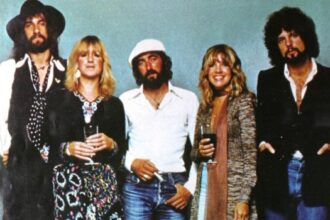 Τα μέλη των Fleetwood Mac στη σκηνή με τον Mick Fleetwood και τη Stevie Nicks κατά τη διάρκεια συναυλίας