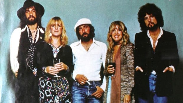Τα μέλη των Fleetwood Mac στη σκηνή με τον Mick Fleetwood και τη Stevie Nicks κατά τη διάρκεια συναυλίας