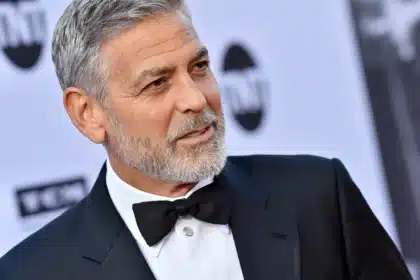 George Clooney μιλά σε συνέντευξη για τη σχέση του με τον Frank Sinatra και τα μαθήματα από τα πρώτα του χρόνια στο Χόλιγουντ.