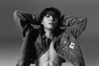 Jungkook των BTS ποζάρει για τη νέα καμπάνια της Calvin Klein με tattoos, abs και denim look από τον Mert Alas