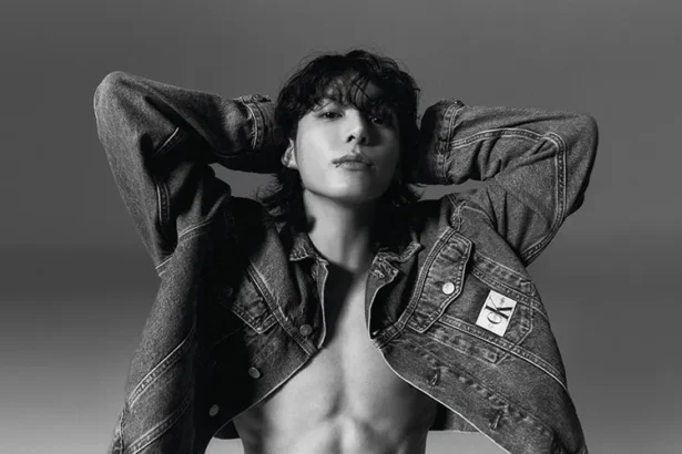 Jungkook των BTS ποζάρει για τη νέα καμπάνια της Calvin Klein με tattoos, abs και denim look από τον Mert Alas