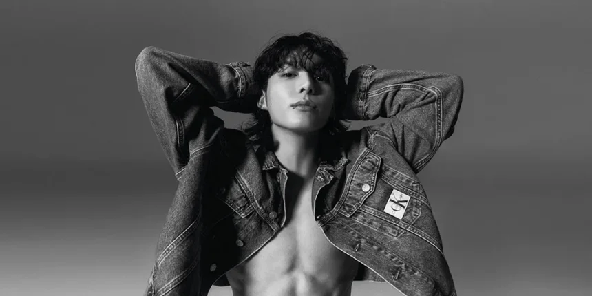 Jungkook των BTS ποζάρει για τη νέα καμπάνια της Calvin Klein με tattoos, abs και denim look από τον Mert Alas