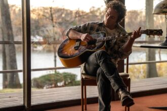 Jeremy Allen White διασκευάζει τραγούδια του Bruce Springsteen