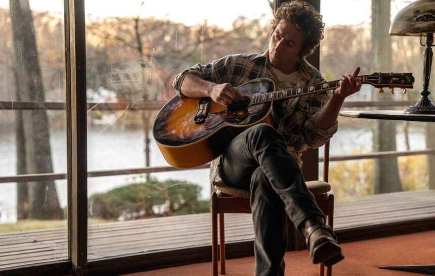 Jeremy Allen White διασκευάζει τραγούδια του Bruce Springsteen