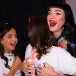 Katy Perry με παιδιά backstage στο Lifetimes Tour στο Λονδίνο