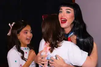 Katy Perry με παιδιά backstage στο Lifetimes Tour στο Λονδίνο