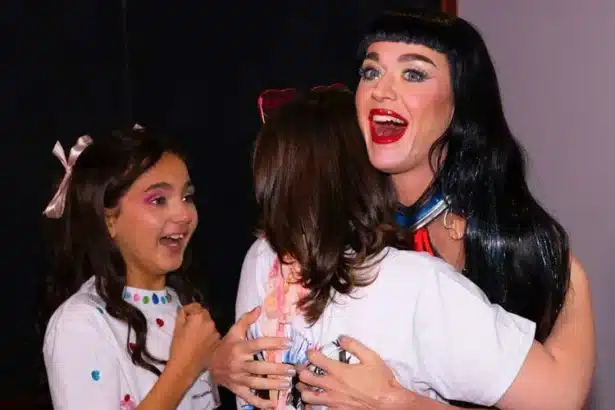 Katy Perry με παιδιά backstage στο Lifetimes Tour στο Λονδίνο
