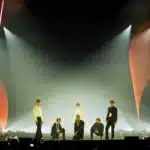 Τα μέλη των Monsta X στη σκηνή του KSPO Dome, στο φιλμ “Connect X In Cinemas”