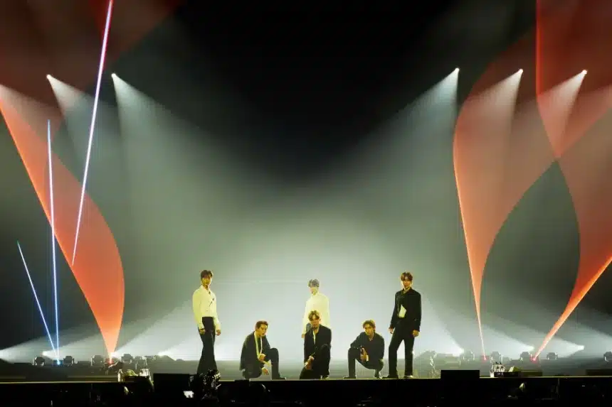 Τα μέλη των Monsta X στη σκηνή του KSPO Dome, στο φιλμ “Connect X In Cinemas”
