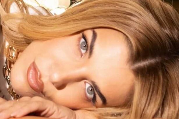 Η Μορφούλα ποζάρει στο video clip του τραγουδιού Άλλη Μια Φορά