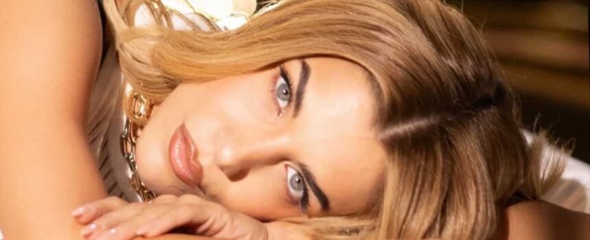 Η Μορφούλα ποζάρει στο video clip του τραγουδιού Άλλη Μια Φορά