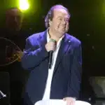 Ο Γιάννης Πάριος στη σκηνή του Θεάτρου Παλλάς σε συναυλία γεμάτη τραγούδια και συναίσθημα
