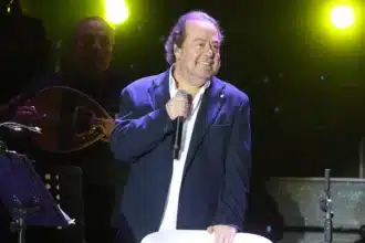 Ο Γιάννης Πάριος στη σκηνή του Θεάτρου Παλλάς σε συναυλία γεμάτη τραγούδια και συναίσθημα