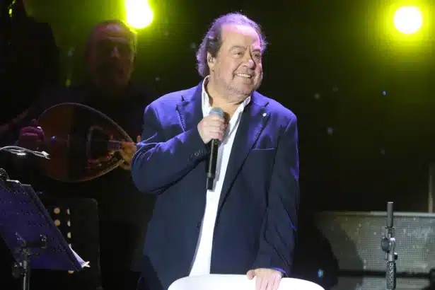 Ο Γιάννης Πάριος στη σκηνή του Θεάτρου Παλλάς σε συναυλία γεμάτη τραγούδια και συναίσθημα