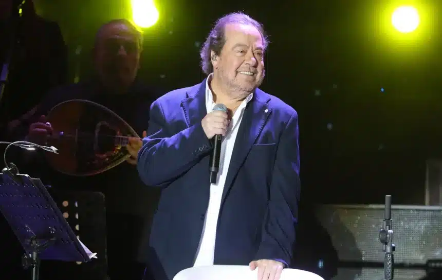 Ο Γιάννης Πάριος στη σκηνή του Θεάτρου Παλλάς σε συναυλία γεμάτη τραγούδια και συναίσθημα