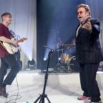 Sam Fender με Elton John στο πιάνο για το Talk To You
