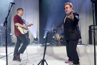 Sam Fender με Elton John στο πιάνο για το Talk To You