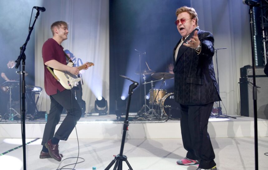 Sam Fender με Elton John στο πιάνο για το Talk To You