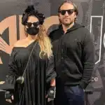 Η Sia στη σκηνή στο Λος Άντζελες, εν μέσω της δικαστικής της διαμάχης με τον πρώην σύζυγό της David Bernad για την επιμέλεια του παιδιού τους