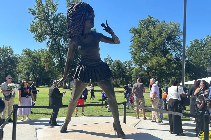 Tina Turner, άγαλμα, Tennessee, Brownsville, αντιδράσεις fans, statue fail, Queen of Rock ‘n’ Roll