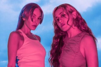 Tamta και VASSIŁINA promo cover art του Fever Ride με φλόγες και κόκκινα στοιχεία