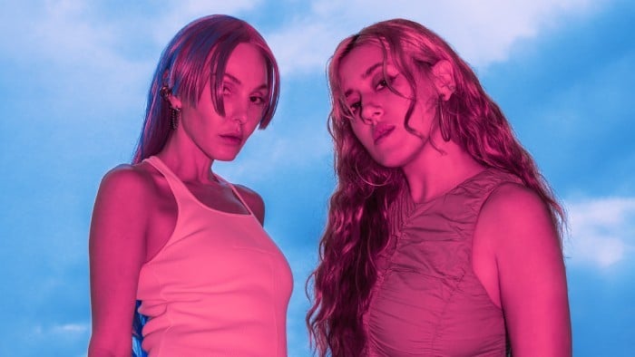 Tamta και VASSIŁINA promo cover art του Fever Ride με φλόγες και κόκκινα στοιχεία
