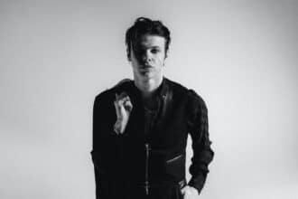 Yungblud γελά με την παιδική ιστορία του Rod Stewart