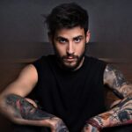 Αναστάσιος Ράμμος ερμηνεύει το τραγούδι «Φωτογραφίες»