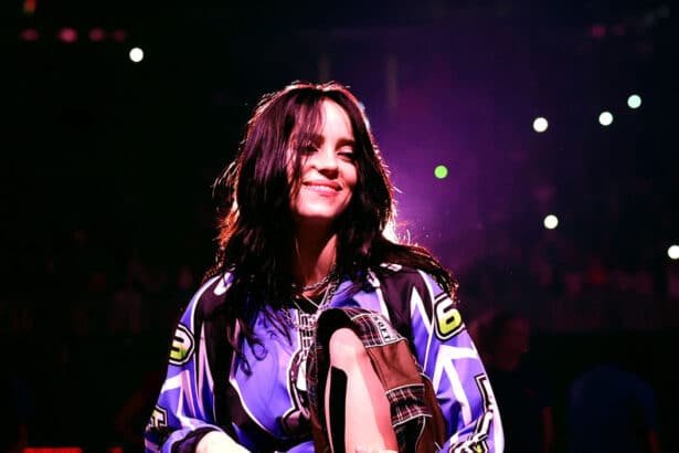 Η Billie Eilish στη σκηνή κατά τη διάρκεια της περιοδείας Hit Me Hard and Soft Tour 2025