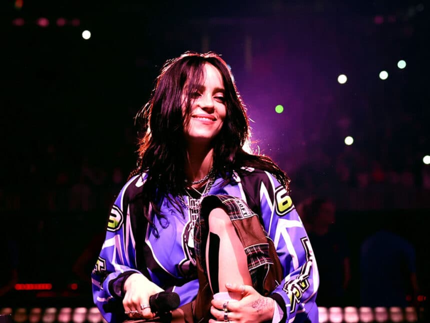Η Billie Eilish στη σκηνή κατά τη διάρκεια της περιοδείας Hit Me Hard and Soft Tour 2025