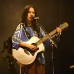 Billie Eilish στη σκηνή κατά τη διάρκεια συναυλίας στο Miami