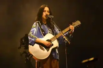 Billie Eilish στη σκηνή κατά τη διάρκεια συναυλίας στο Miami