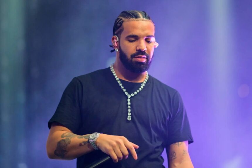 Ο Drake παρακολουθεί αγώνα στο Τορόντο ενώ συνεχίζει τη νομική του διαμάχη για το “Not Like Us”