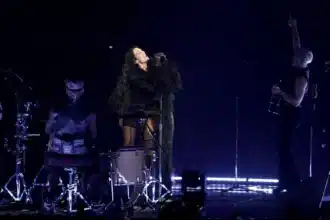 “Dua Lipa και Gwen Stefani στη σκηνή τραγουδούν το Don’t Speak”