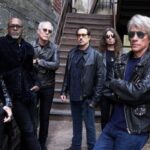 Ο Jon Bon Jovi στη σκηνή ανακοινώνοντας τη νέα περιοδεία των Bon Jovi για το 2026